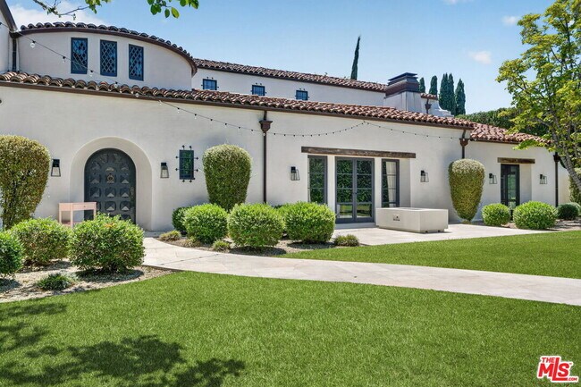 Building Photo - 729 N Bedford Dr