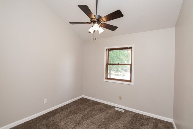 Building Photo - 3 bed 2 bath Home in Lakes of the Four Sea...