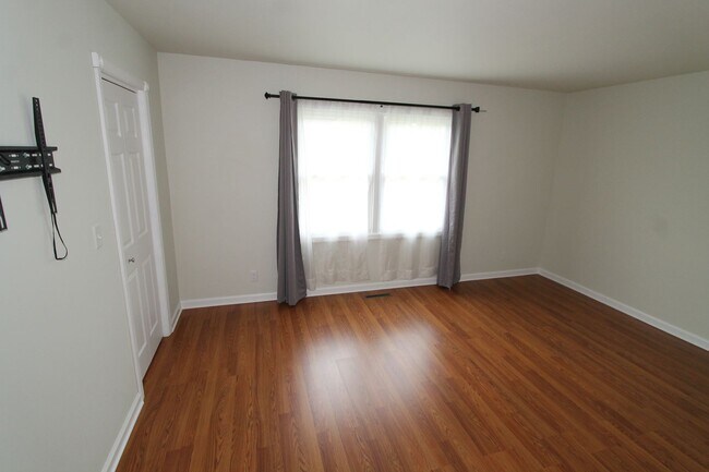 Building Photo - Beautiful 4 bedroom colonial in Lake Geneva
