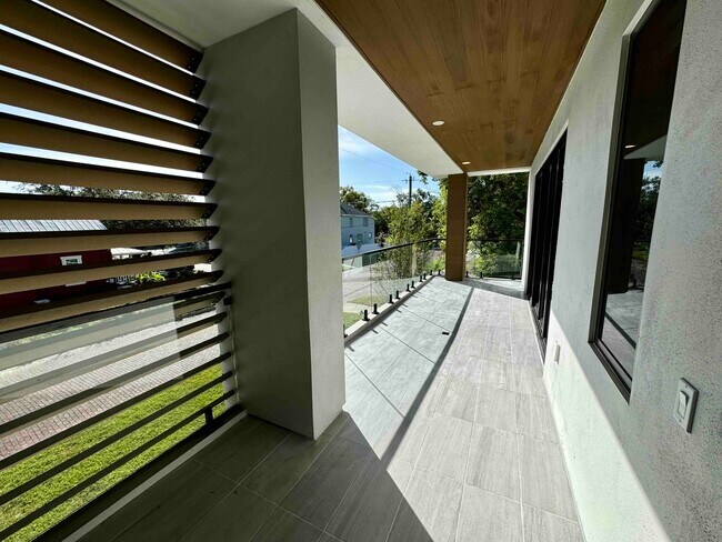 Building Photo - 2402 N Ola Ave