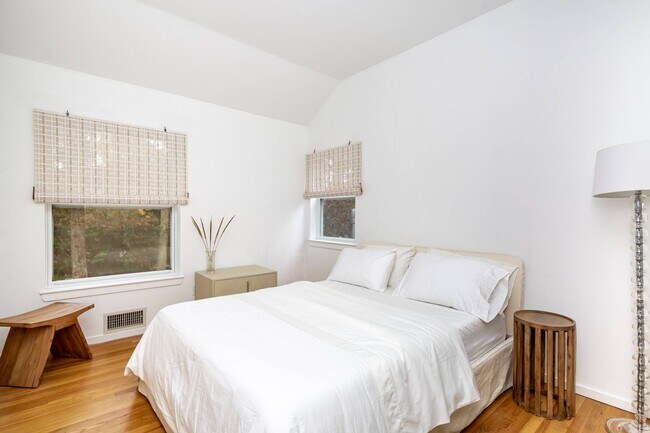 Building Photo - 43 Wooded Oak Ln