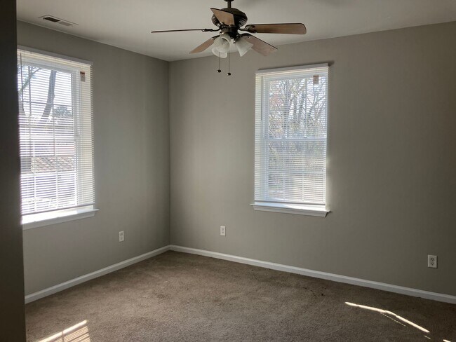 Building Photo - Three Bedroom Condo - Centrally Located Suffolk!