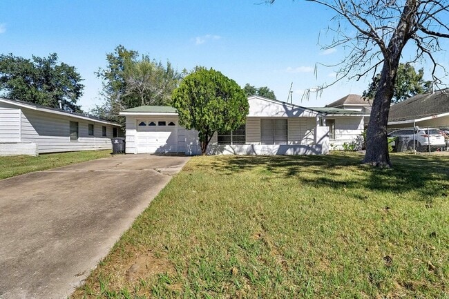 Building Photo - 5711 Ridgeway Dr