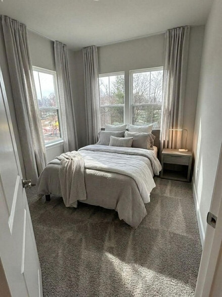 Third floor bedroom with shared bathroom - 3503 Carnaby St