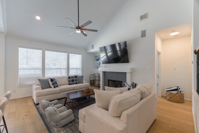 Building Photo - 135 S Rocky Point Cir