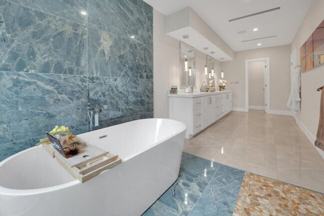 Building Photo - 1238 NE 17th Ave