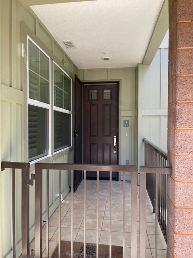 Building Photo - Gorgeous like new Premier condo in S. Kihe...