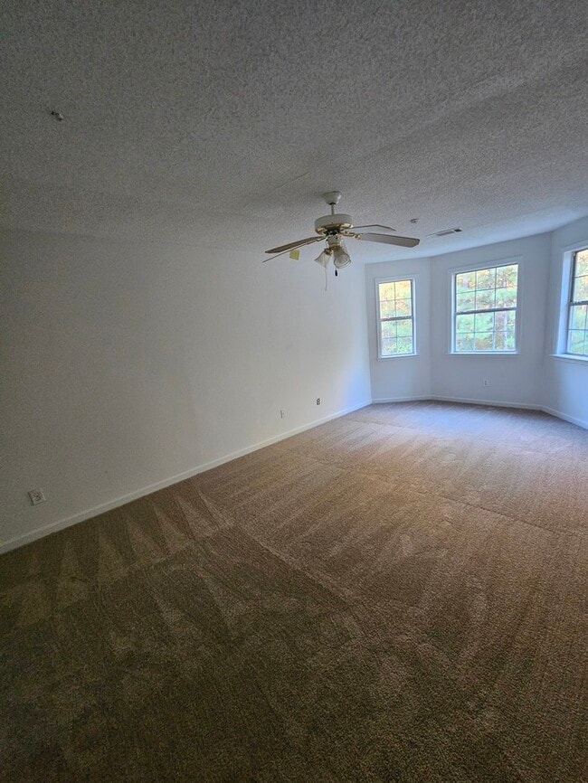 Building Photo - Town Home For Rent