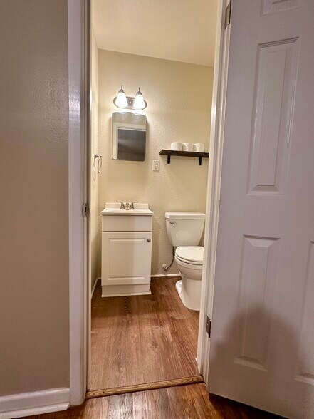 Building Photo - 1316 Eastview Dr