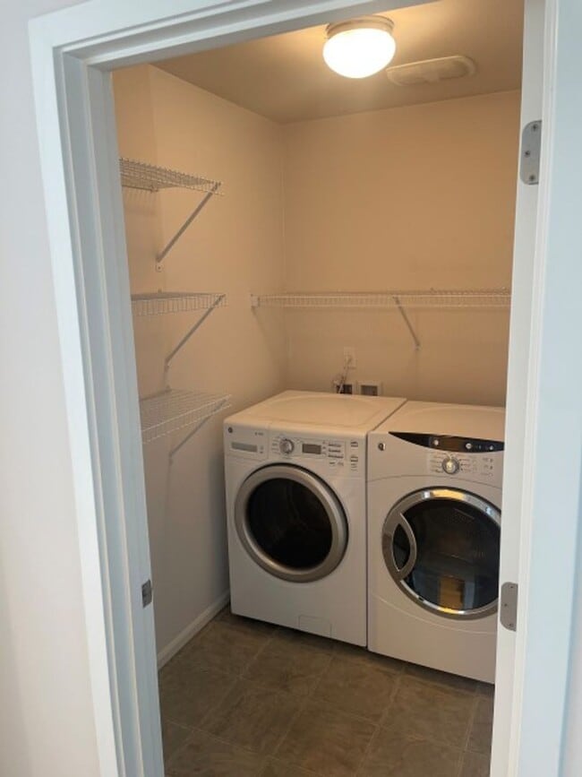 Building Photo - 3bd/2.5ba Lynnwood Townhome