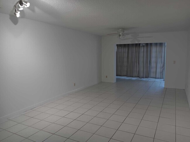 Building Photo - 20886 Vinesta Cir