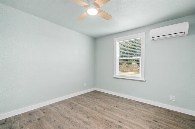 Building Photo - 248 Post Oak Ln