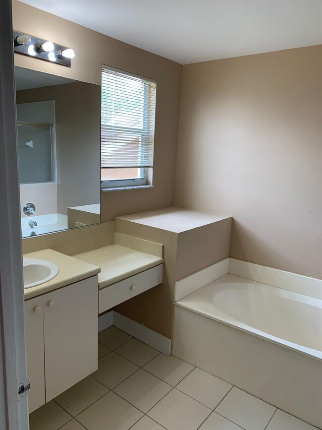 Building Photo - 2400 NW 98th Ln