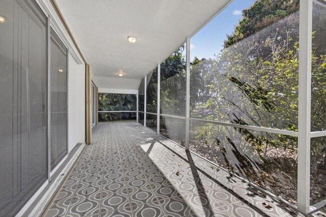 Building Photo - 1940 S Club Dr