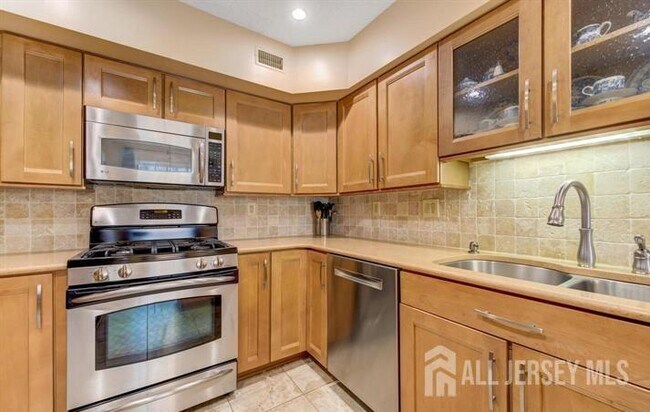 Building Photo - 17 Ashford Dr