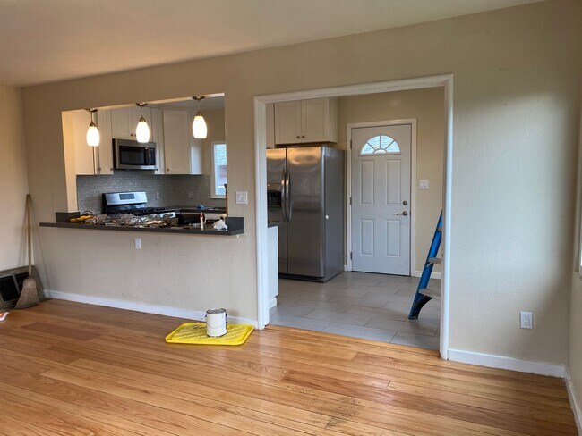 Building Photo - Epic REA-Great 1 BR/1 BA Unit in a S/S Duplex