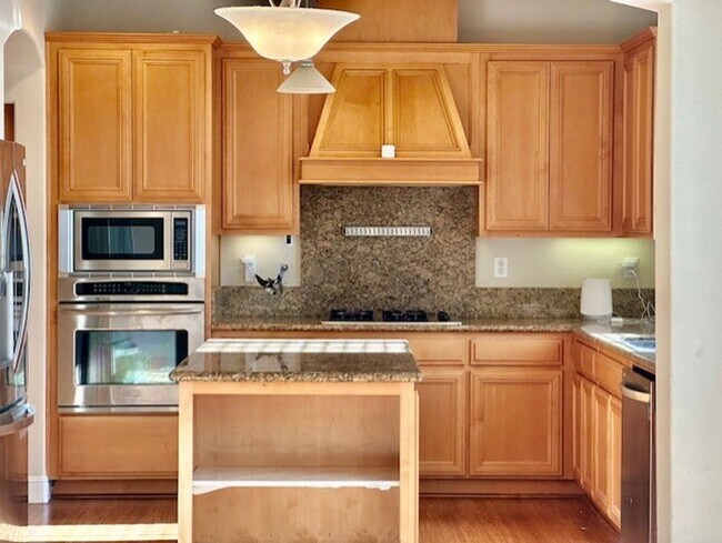 Building Photo - Beautiful Newer Home, Very Clean- Move In ...