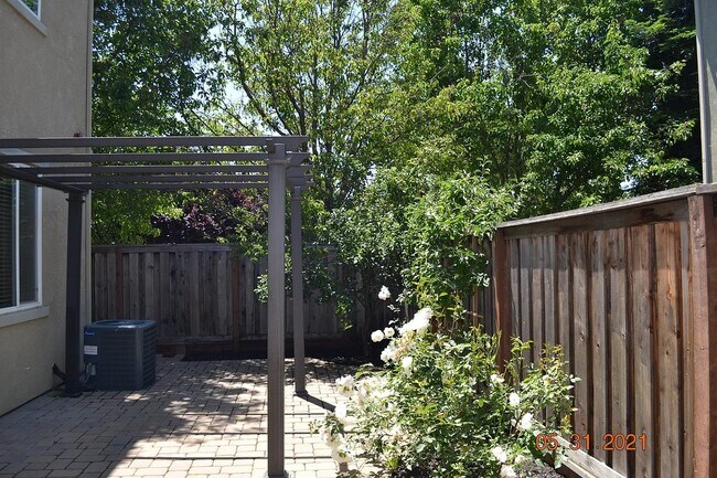 Building Photo - 40 Sturla Way