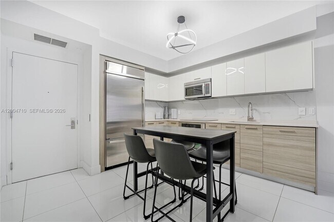 Building Photo - 1300 Brickell Bay Dr