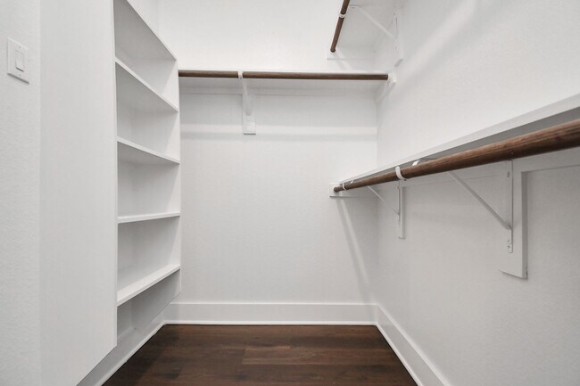 Building Photo - Elm