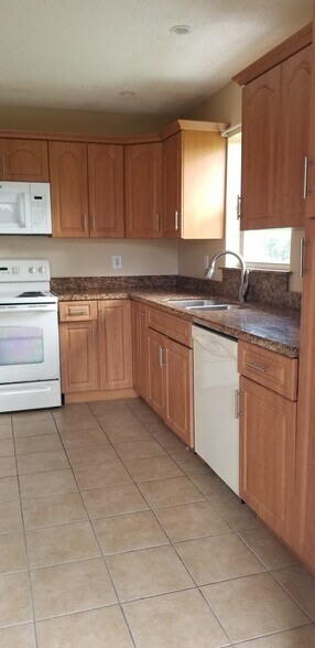 Building Photo - 2210 SE 6th Ct