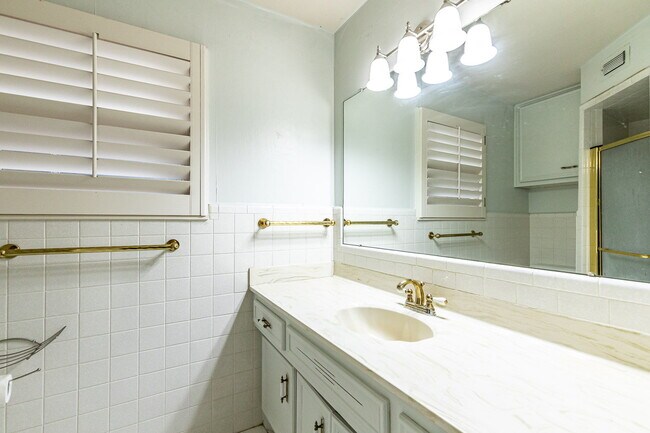 Building Photo - Charming 3 bedroom 2 bathroom