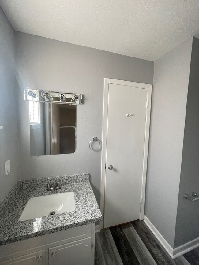 Building Photo - 1917 Pine Tree Dr