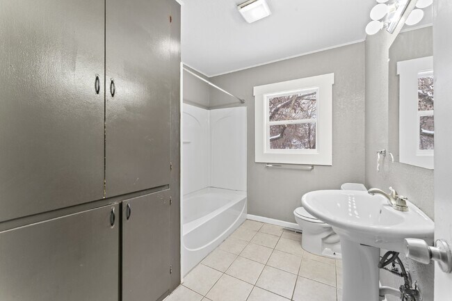 Building Photo - 2 Bedroom Home with Spacious Fenced In Yard!  1st Month's Rent is Free!*
