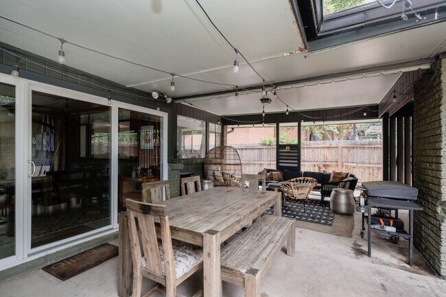 Building Photo - Chic 3BD, 3BA Mid-Century Home in Wheat Ri...