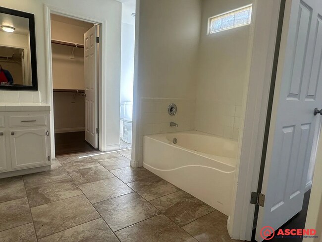 Building Photo - Spacious 3BD/2.5BA Home in Bakersfield's 93311 — HOA Community, Pool, Fireplace, Garage & Small P...