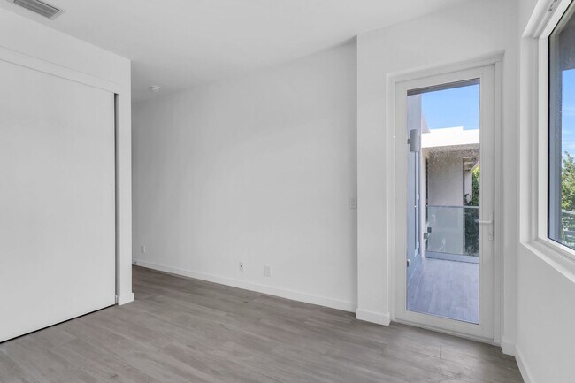 Building Photo - This beautiful new townhome  or rentoffers...