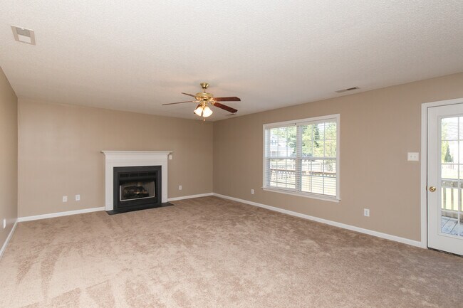 Building Photo - 4 Bedroom 2 Bath