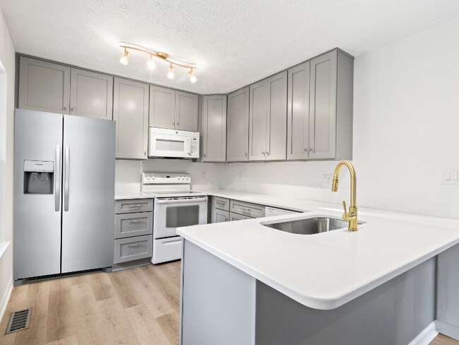 Building Photo - 240 N Cedarbrook Dr