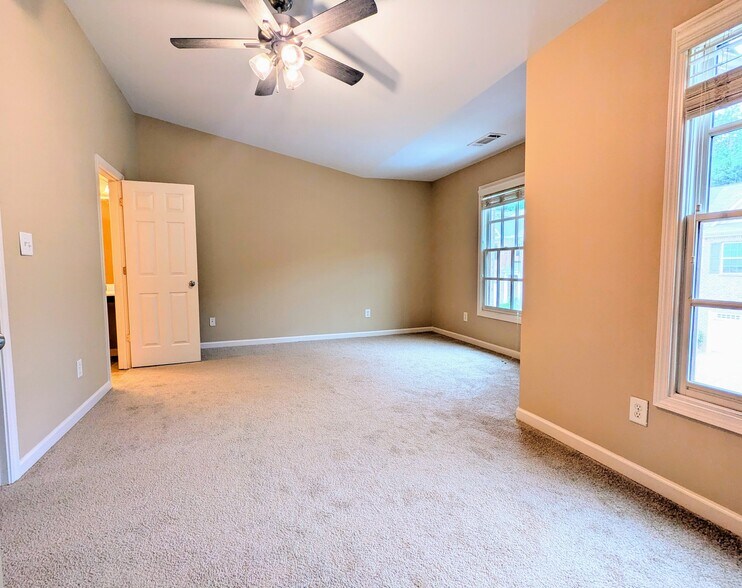 Building Photo - 300 Knelston Oak Dr NE