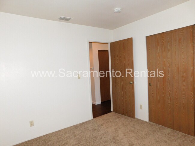 Building Photo - Spacious 2bd/2ba Foothill Farms Duplex with 2 Car Garage