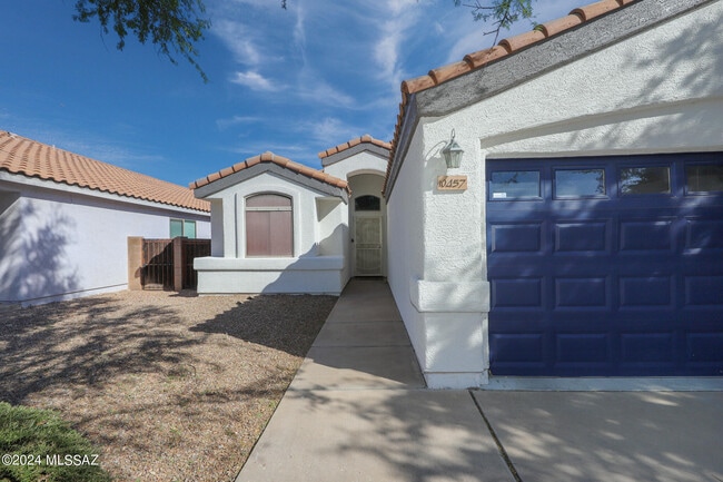Building Photo - 10457 E Oakbrook St