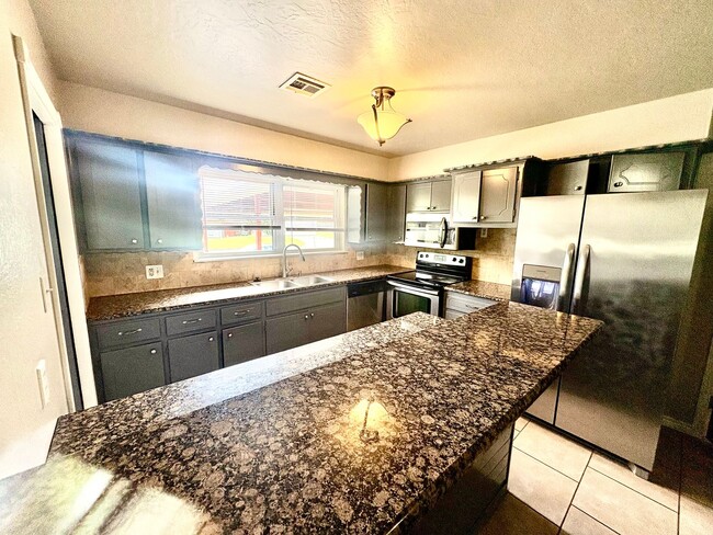Building Photo - Spacious 4 Bedroom, 2 Bathroom Home with L...