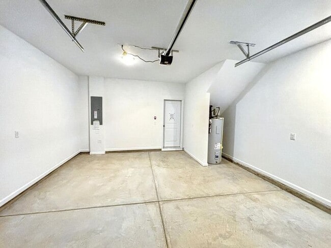 Building Photo - Beautiful 3-Bedroom Modern Mountain-View T...