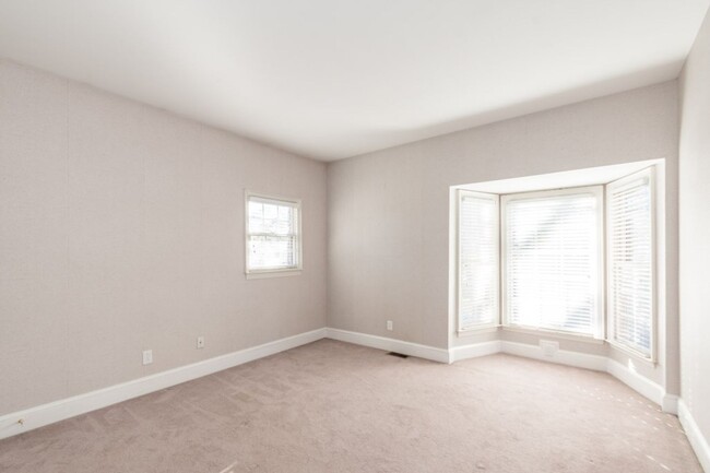 Building Photo - MYERS PARK 1st month free rent!