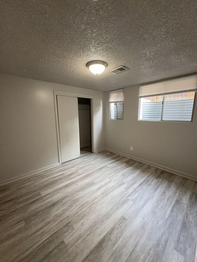 Building Photo - Updated 3 Bed 1 Bath Basement Apartment