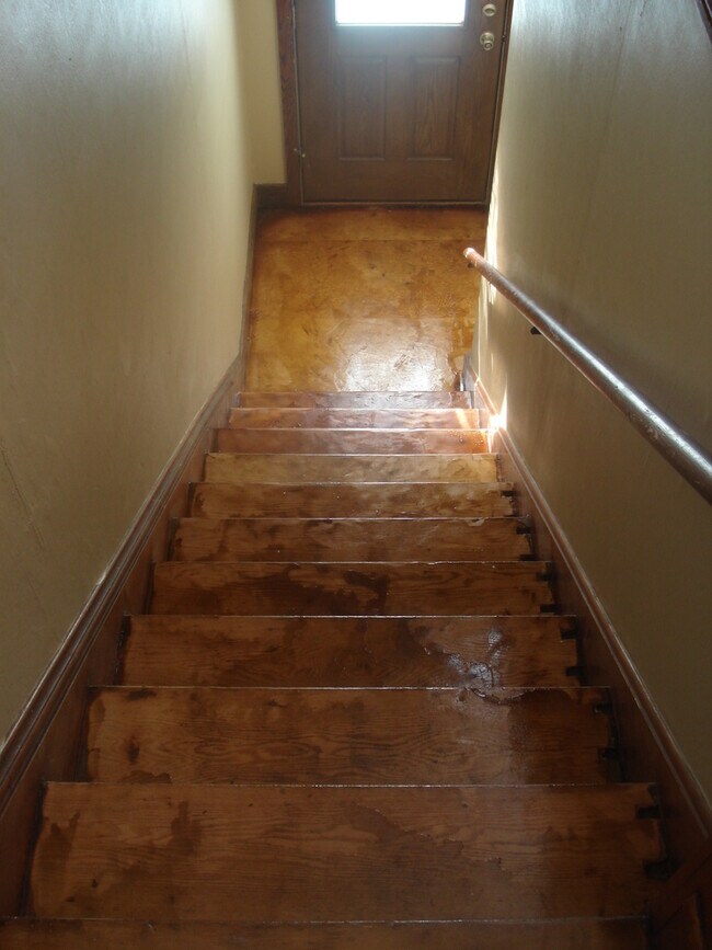 Building Photo - 206 Burr