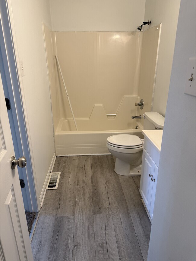 Building Photo - 103 Stone Tree Dr