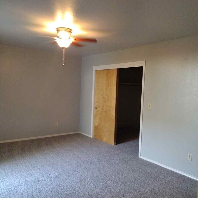 Building Photo - Mitchell Duplex