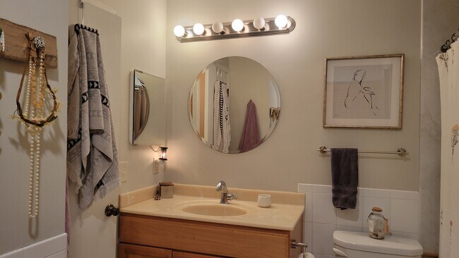 Building Photo - 1859 Yuma Ln N