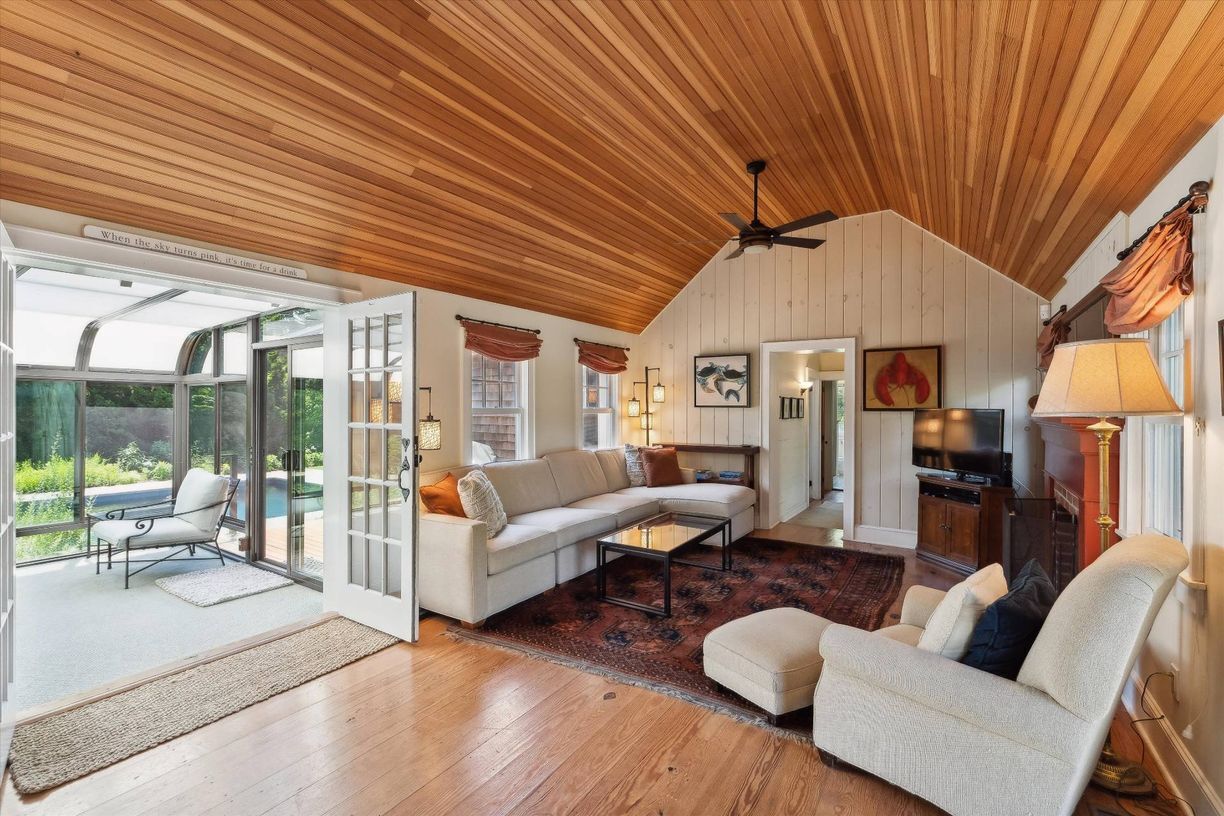 Building Photo - 695 Main St