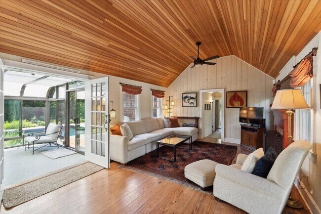 Building Photo - 695 Main St