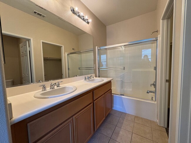 Building Photo - Cute 2 bedroom Condo Available for Rent