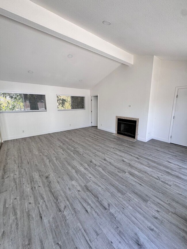Building Photo - 927 Freeman Ave