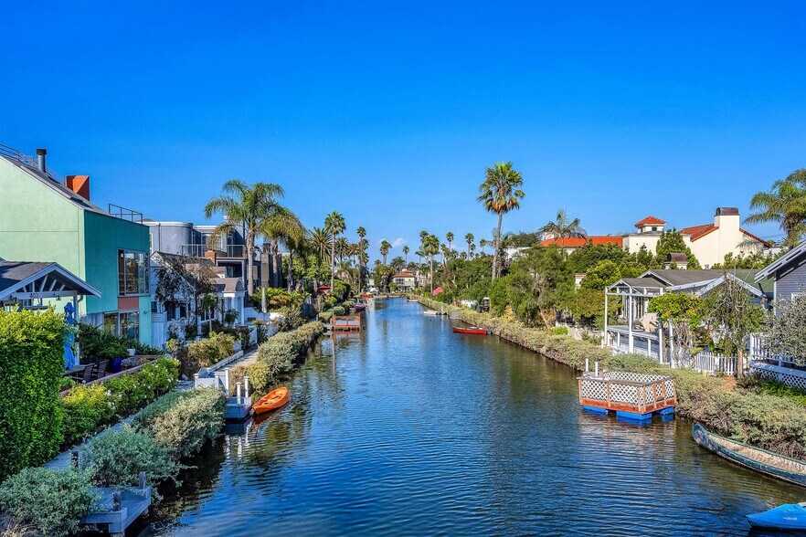 Building Photo - 466 S Venice Blvd