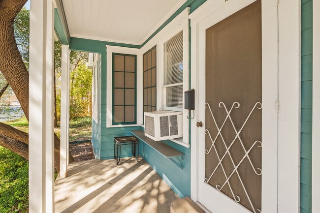 Building Photo - 202 E 31st St